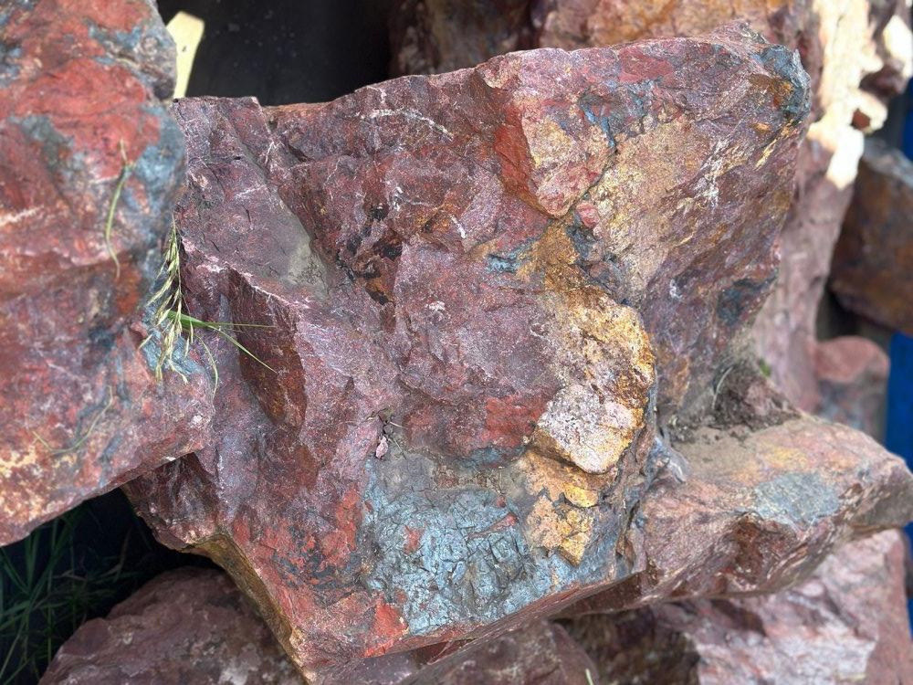 Камни для ландшафтного дизайна красно-фиолетовые 10-60 килограмм купить в Оренбурге