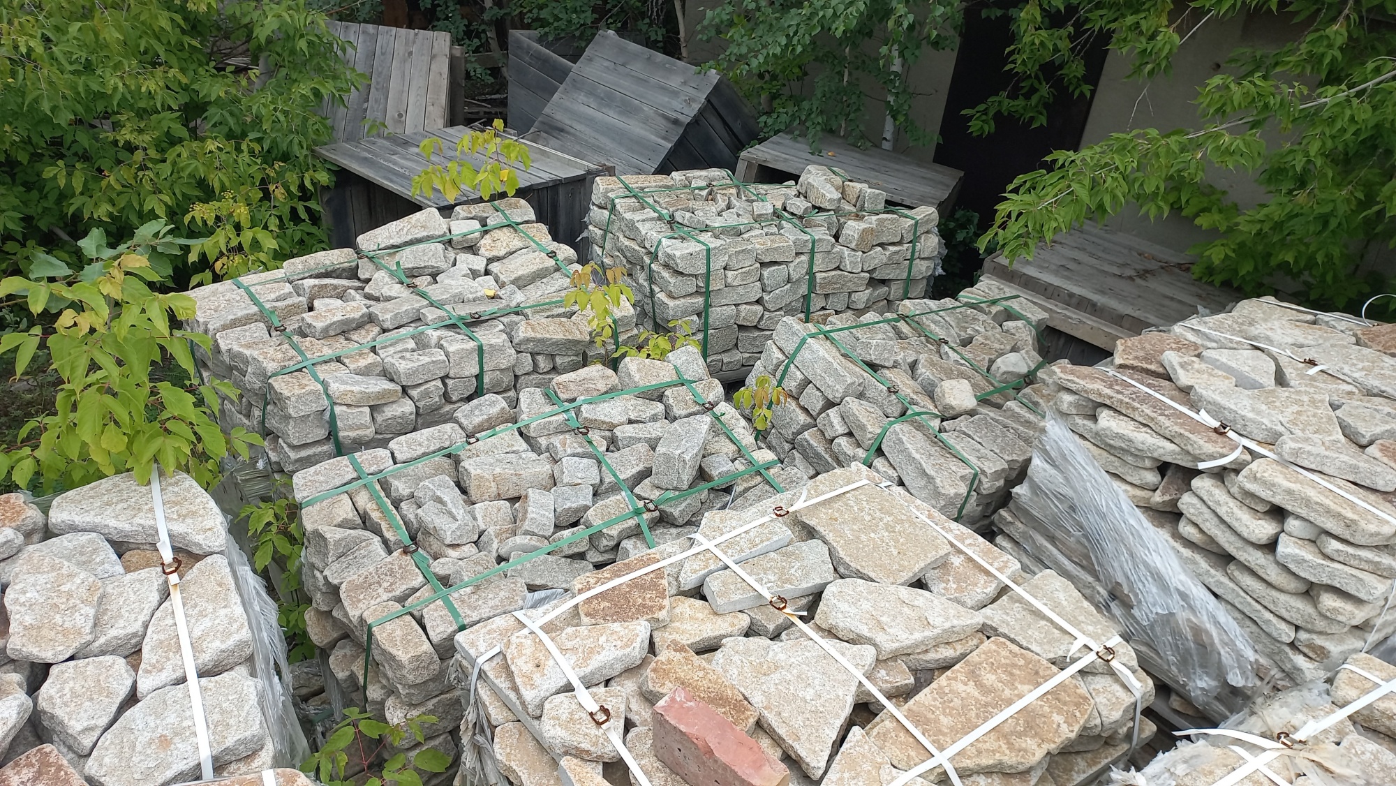 Плитняк галтованный гранитный для ландшафтного дизайна купить в Оренбурге