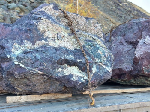 Огромные красно-фиолетовые валуны для ландшафтного дизайна весом более 5 тонн купить в Оренбурге