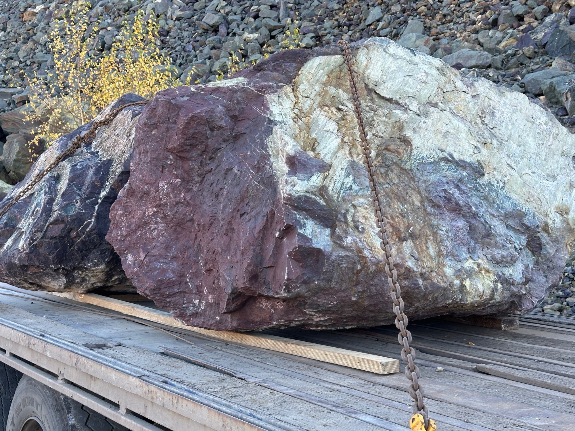 Огромные красно-фиолетовые валуны для ландшафтного дизайна весом более 5 тонн купить в Оренбурге