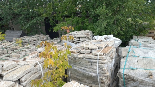 Плитняк галтованный гранитный для ландшафтного дизайна купить в Оренбурге