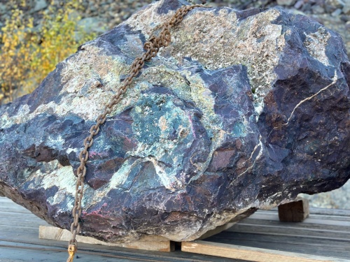 Огромные красно-фиолетовые валуны для ландшафтного дизайна весом более 5 тонн купить в Оренбурге