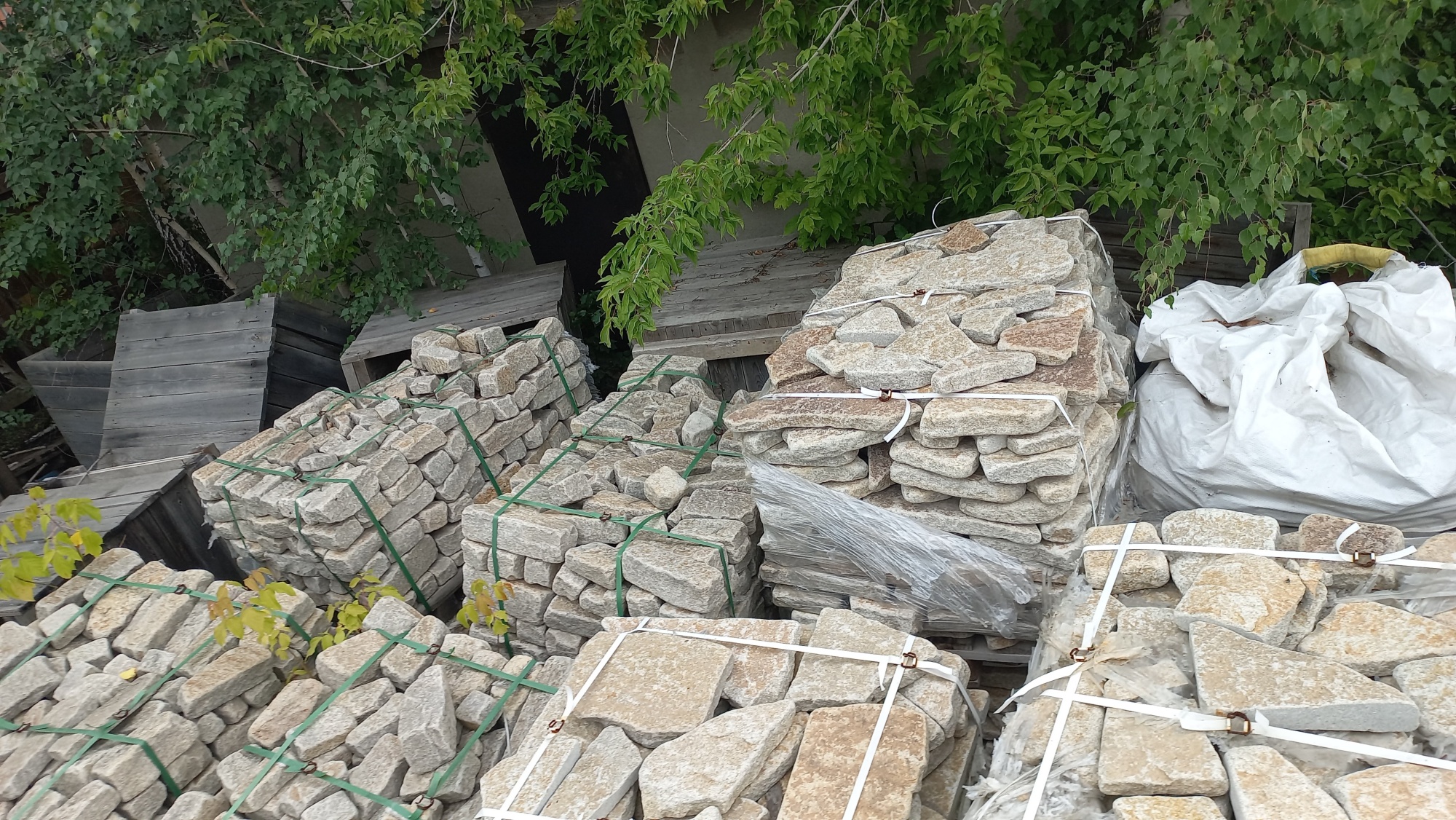 Плитняк гранитный галтованный купить в Оренбурге