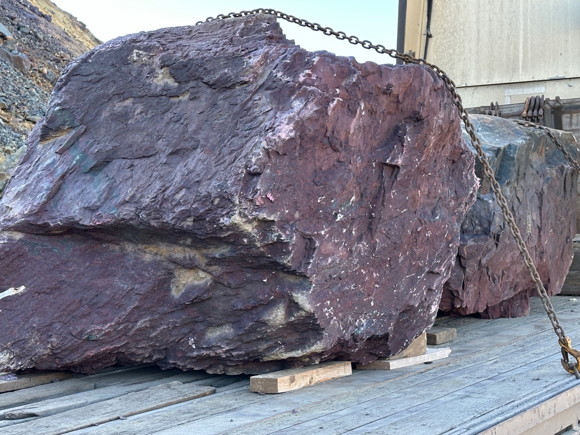 Огромные красно-фиолетовые валуны для ландшафтного дизайна весом более 5 тонн купить в Оренбурге