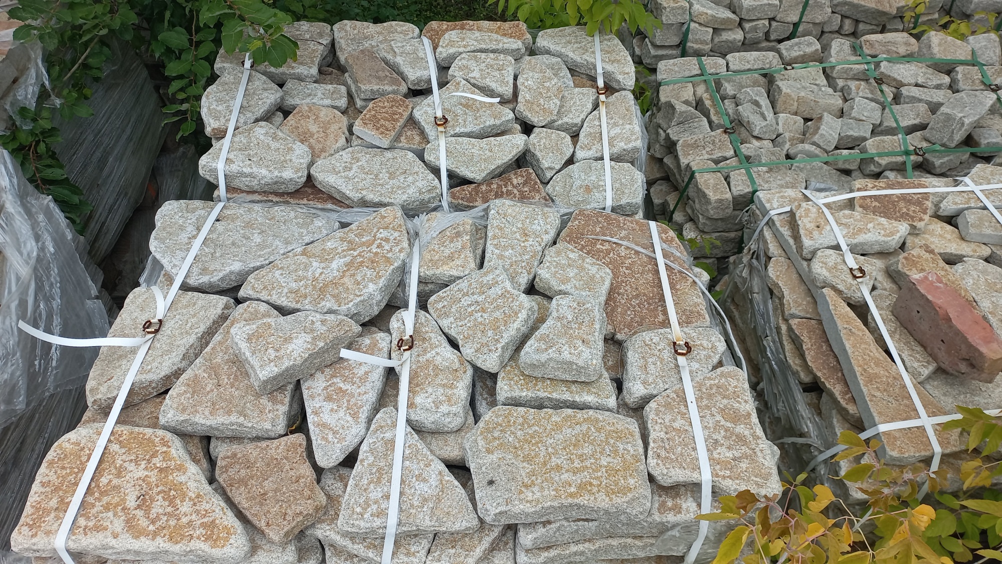 Гранитный плитняк галтованный для мощения купить в Оренбурге